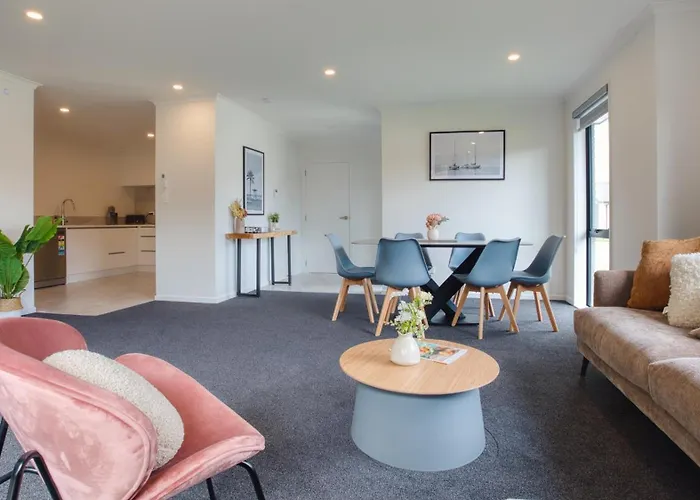 Stylish 4 Bedroom House Brand New In Ferienhaus
